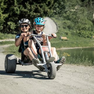 /media/gridteaser/frau-mit-kind-beim-mountaincart-fahren-region-st.-johann-in-tirol-7.webp